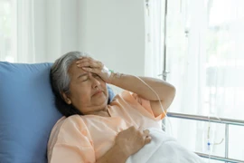 Mở hộp quà con dâu để lại sau ly hôn, mẹ chồng bật khóc 