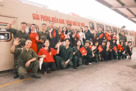 'Chuyến tàu đoàn viên' đưa ký ức 30/4 sống dậy giữa lòng Hà Nội