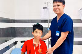 Trẻ 13 tuổi gãy hai xương cẳng tay khi đá bóng, bác sĩ cảnh báo