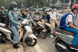 'Đứng tim' những tình huống leo lề đường trên đại lộ lớn nhất TP HCM