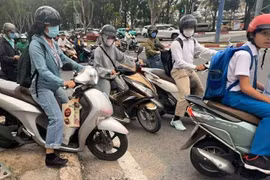 'Đứng tim' những tình huống leo lề đường trên đại lộ lớn nhất TP HCM