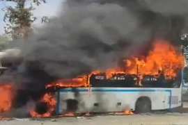 Xe giường nằm bốc cháy trên quốc lộ, hành khách hoảng loạn