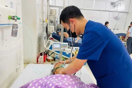 Bệnh nhân 64 tuổi bị sốc phản vệ nguy kịch sau khi tự ý tiêm thuốc tại nhà