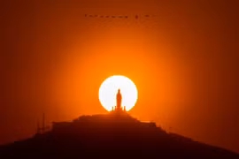 Khung cảnh hoàng hôn kỳ vĩ trên núi Bà Đen