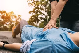 Vắt chanh vào miệng để cứu người ngưng tim, bác sĩ cảnh báo nóng