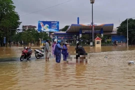Sản phụ đẻ rơi con giữa dòng nước lũ ở TP Huế