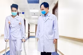 Đột ngột đau khớp háng, nam sinh 14 tuổi mọc thêm một mô xương bất thường