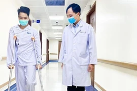 Đột ngột đau khớp háng, nam sinh 14 tuổi mọc thêm một mô xương bất thường