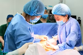 Đau đầu, phù toàn thân, sản phụ 34 tuổi bị hội chứng hellp nguy hiểm