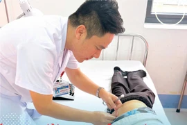 Đưa bác sĩ ra đảo chăm sóc sức khỏe toàn diện cho người dân