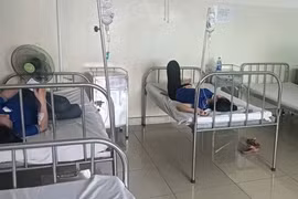 Hàng chục người nghi ngộ độc sau bữa cơm trưa tại công ty ở TP HCM