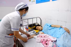 Cứu sống hai mẹ con thai phụ 39 tuần bị sốc phản vệ do ăn ốc