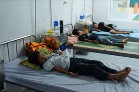  Vụ 40 học sinh nhập viện sau bữa sáng, nữ hiệu phó bị tố 'ôm trọn' bếp ăn?