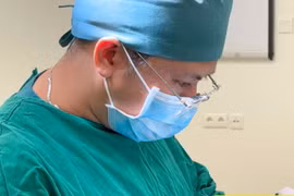 Kỹ thuật nội soi không sẹo giúp bé gái điều trị thoát vị bẹn