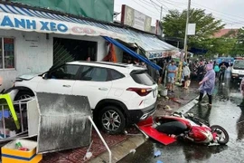 Ô tô lao vào nhà dân ở Bình Thuận, 3 người thương vong 