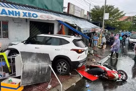 Ô tô lao vào nhà dân ở Bình Thuận, 3 người thương vong 