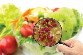 Cách sơ cứu ngộ độc thực phẩm khi du lịch