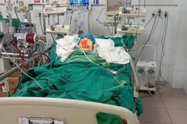 Chủ quan ho sốt, thiếu nữ 19 tuổi suy hô hấp nguy kịch