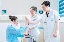 8 tháng liệt giường sau sinh vì khối u chèn ép tủy cổ bị bỏ sót