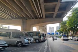 Cháy bãi giữ xe gầm cầu Vĩnh Tuy, sao gầm cầu các ga metro vẫn trông giữ?