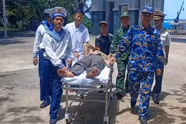 Ngư dân đột quỵ não trên vùng biển Trường Sa may mắn được cứu sống