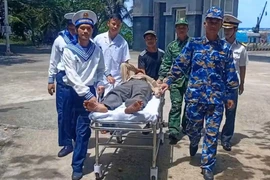 Ngư dân đột quỵ não trên vùng biển Trường Sa may mắn được cứu sống