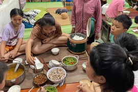 Bữa ăn tối nghẹn lòng ở nơi tránh bão Bualoi tại Nghệ An