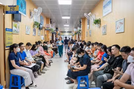 [GALLERY] Hành lang bệnh viện chật kín người trẻ khám sức khỏe sinh sản