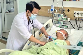 Hít khói thảo mộc chữa viêm xoang, người đàn ông ngộ độc khí CO nặng