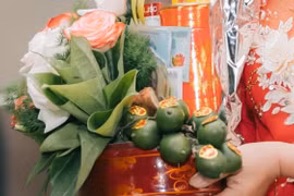 Mẹ chồng 'keo kiệt' mang sính lễ khiến cô dâu sững sờ