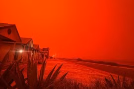 Chuyên gia lý giải hiện tượng bầu trời chuyển sang màu đỏ rực ở Australia
