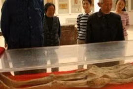 Bật nắp quan tài cổ 700 năm, diện mạo người phụ nữ gây sửng sốt