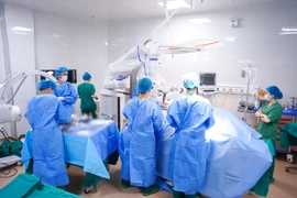 Lấy nhân đĩa đệm, ghép xương chữa thoát vị đĩa đệm chèn ép tủy sống