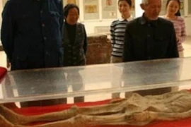 Bật nắp quan tài cổ 700 năm, diện mạo người phụ nữ gây sửng sốt