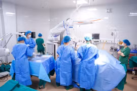 Lấy nhân đĩa đệm, ghép xương chữa thoát vị đĩa đệm chèn ép tủy sống