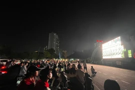 Người dân hào hứng xem sơ duyệt diễu binh, diễu hành qua màn hình LED cỡ lớn