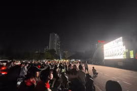 Người dân hào hứng xem sơ duyệt diễu binh, diễu hành qua màn hình LED cỡ lớn