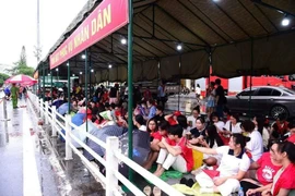 Lắp đặt nhà bạt phục vụ nhân dân xem diễu binh, diễu hành A80