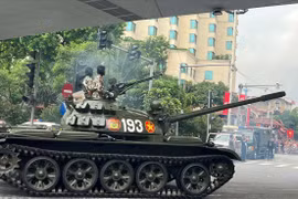 Hùng tráng cảnh đoàn xe tăng rầm rập tiến về Quảng trường Ba Đình
