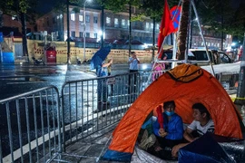 Người dân cắm trại từ đêm 26/8 chờ xem sơ duyệt diễu binh