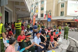 Người dân đổ về ngã tư Tràng Tiền - Đinh Tiên Hoàng xem sơ duyệt diễu binh