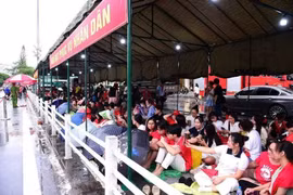 Lắp đặt nhà bạt phục vụ nhân dân xem diễu binh, diễu hành A80