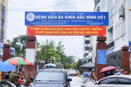 Tạm đình chỉ 3 cán bộ Bệnh viện Bắc Ninh vụ xe cứu thương chặt chém 21 triệu