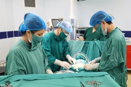 Phẫu thuật cấp cứu bệnh nhi 10 tuổi bị xoắn tinh hoàn ở Phú Thọ