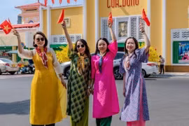 Chợ Bến Thành ‘khoác áo mới’, người dân ùn ùn đến check-in