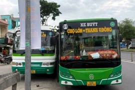 Tạm đình chỉ hai tài xế xe buýt rượt đuổi, va chạm nhau 