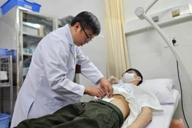 Nam sinh thủng dạ dày vì nghiện game, ăn mì gói triền miên