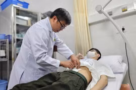 Nam sinh thủng dạ dày vì nghiện game, ăn mì gói triền miên