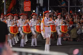 Đông nghịt người dân khu vực Tràng Tiền chào đón đoàn hợp luyện diễu binh