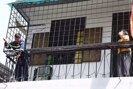 Người dân tháo dỡ "chuồng cọp" sau vụ cháy chung cư Độc Lập